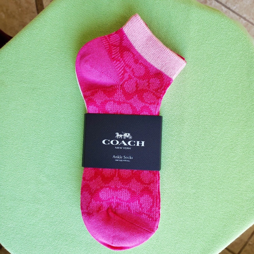 COACH SIGNATURE ANKLE LENGTH SOCKS (PAIR):NWT PINK/CHALK C9136